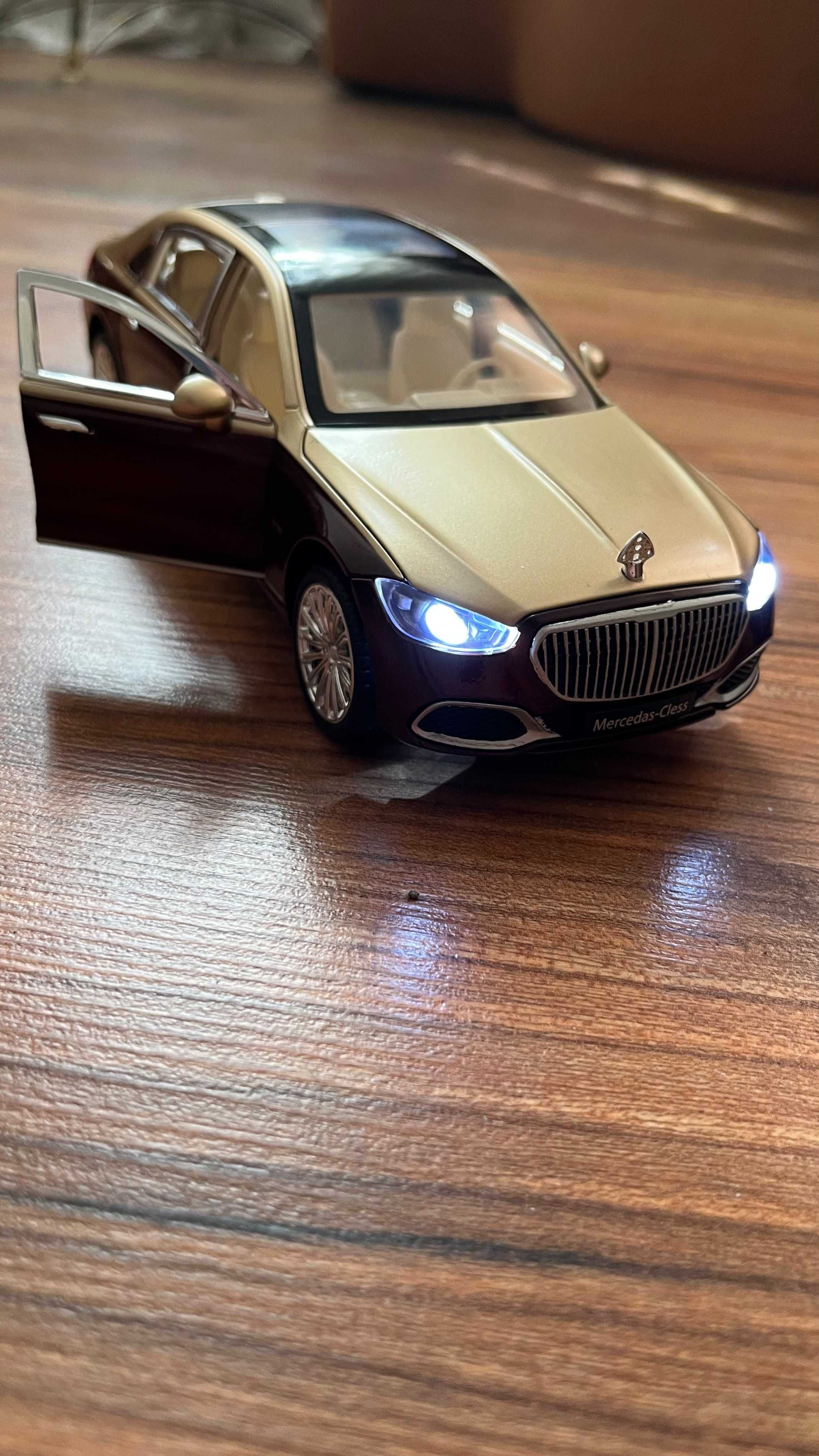 Колекційна машинка Maybach s600 (1:24)