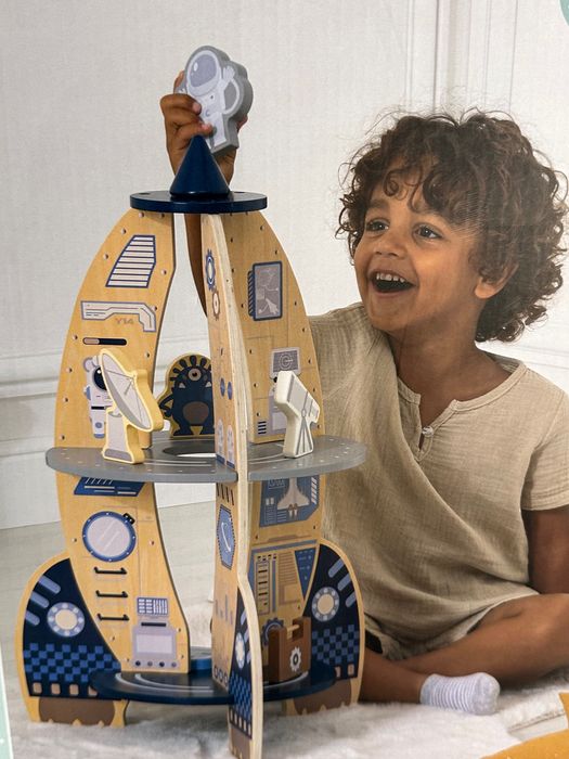 Foguetão de criança com bonecos