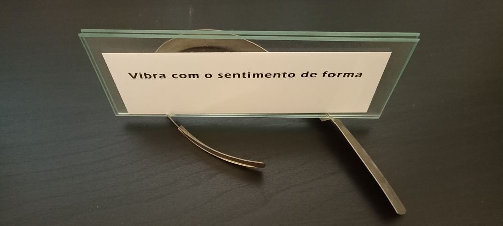 Moldura em liga de prata e vidro