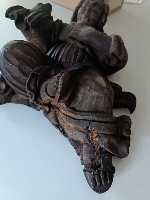 Escultura antiga em madeira