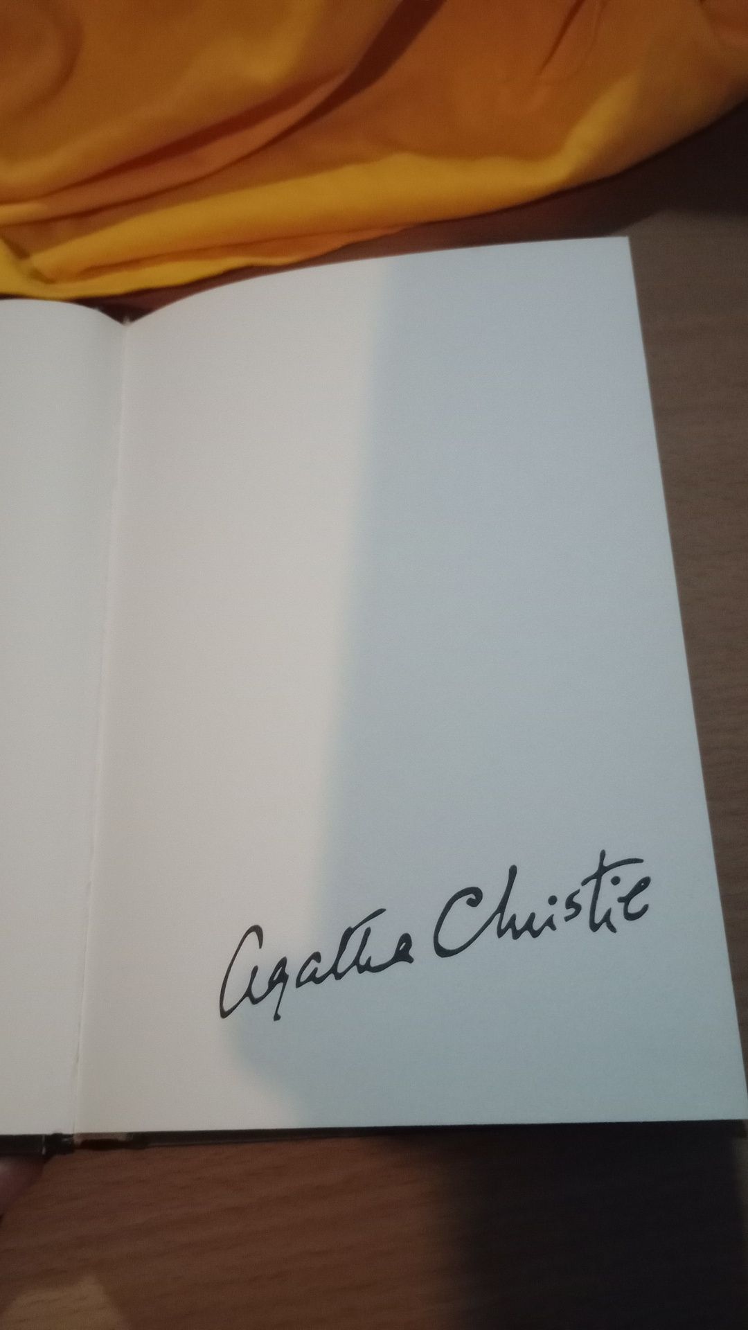 Livro antigo Agatha christie