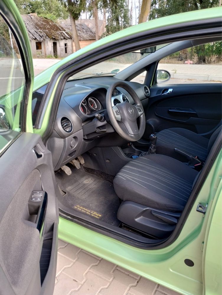 Opel Corsa 1.2 klimatyzacja 2009r Niski przebieg