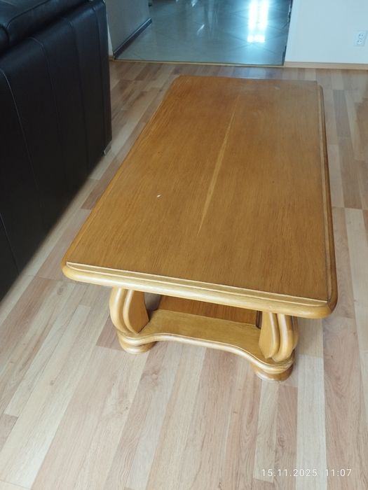 Ława dębowa z litego drewna.