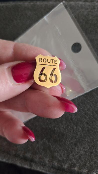 Przypinka Route 66 zlota.
