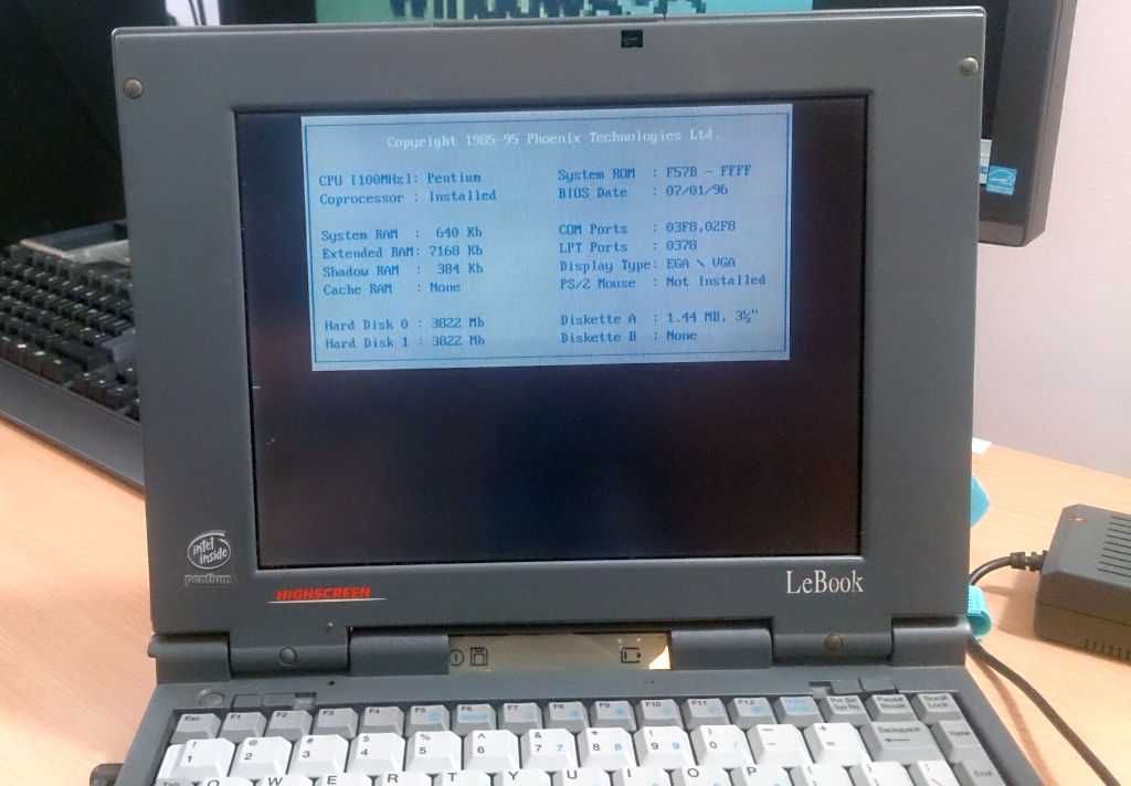 stary retro Pentium 100 Highscreen LeBook Windows 95 na części