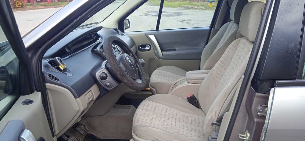 Мінівен Renault Scenic 2005 року. Двигун 1,5 DCI