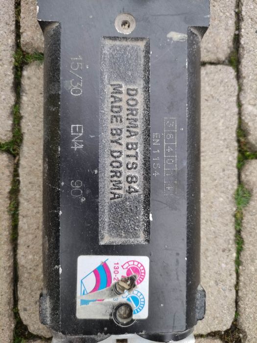 Samozamykacz Dorma BTS 84 podłogowy