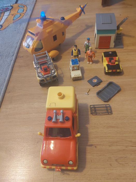 Zestaw strażak sam + małe gratisy dwa metalowe autka