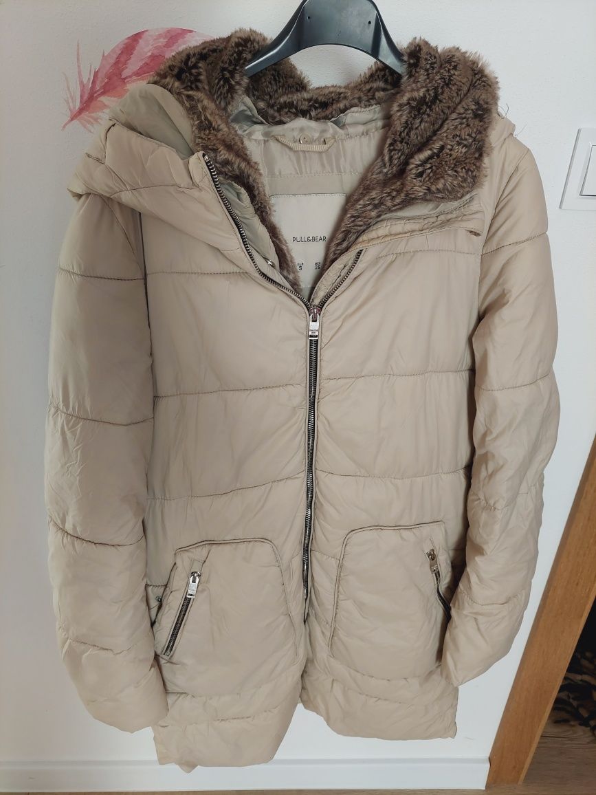 Kremowa kurtka pikowana z futerkiem i kapturem pull&bear S