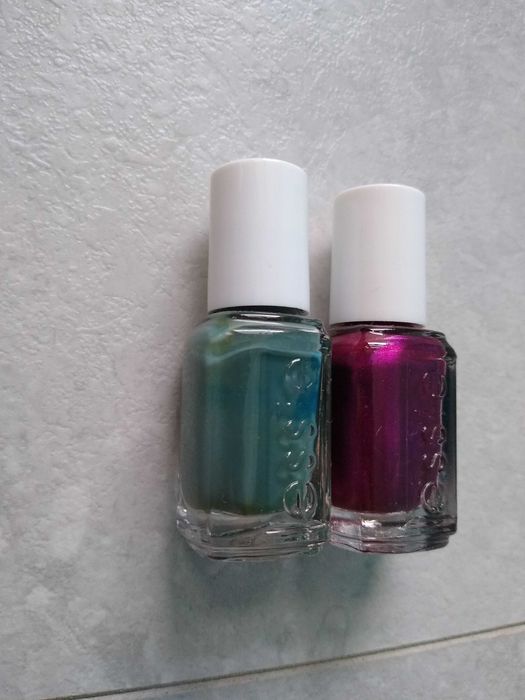 Zestaw dwóch lakierów do paznokci Essie