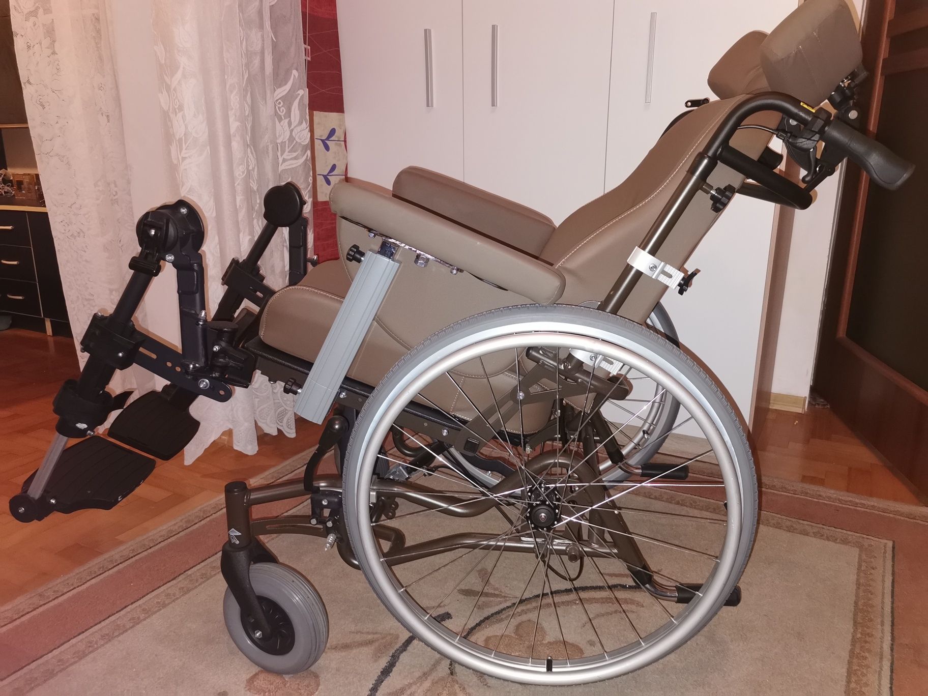 Wózek inwalidzki specjalny multipozycyjny