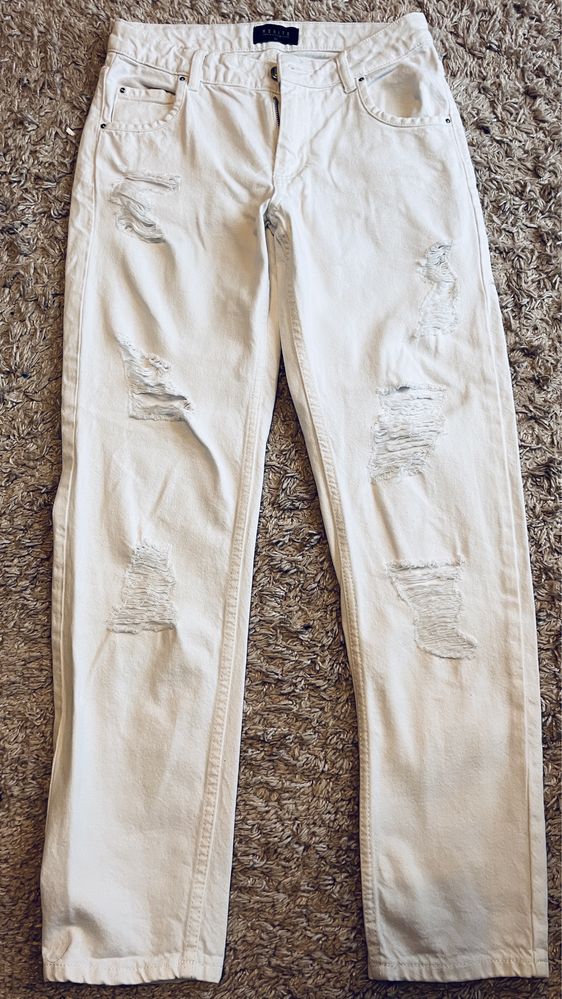 Białe jeansy Mohito rozm. 32/XXS z przetarciami