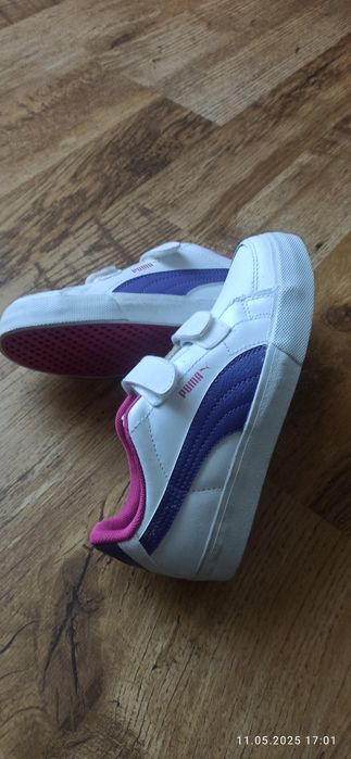 Buty dziewczęce sportowe na rzepy.