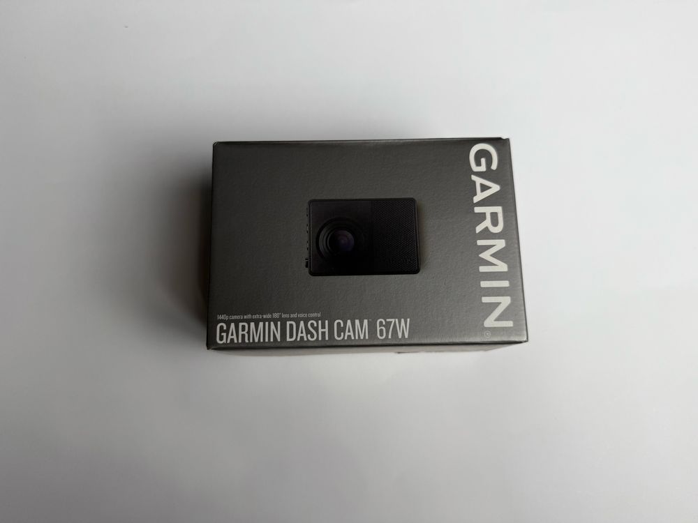 Відеореєстратор Garmin Dash Cam 67W