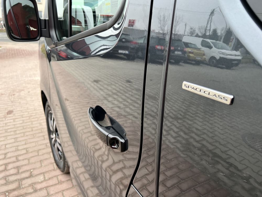 Wypożyczalnia busów Renault Trafic SpaceClass Vip Bus Automat 9 osobow