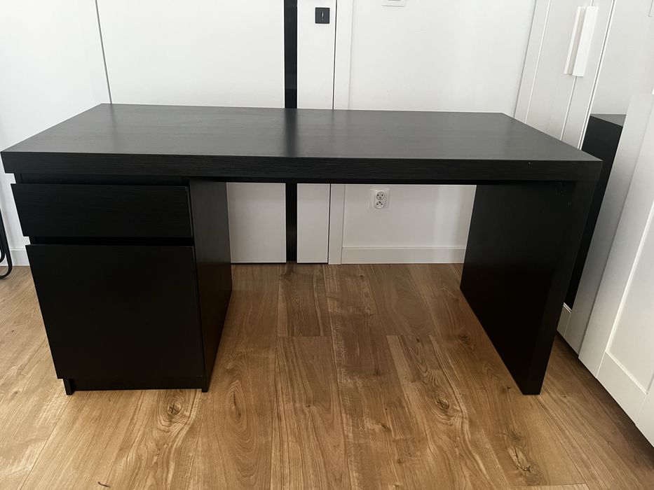 Czarne biurko Malm Ikea