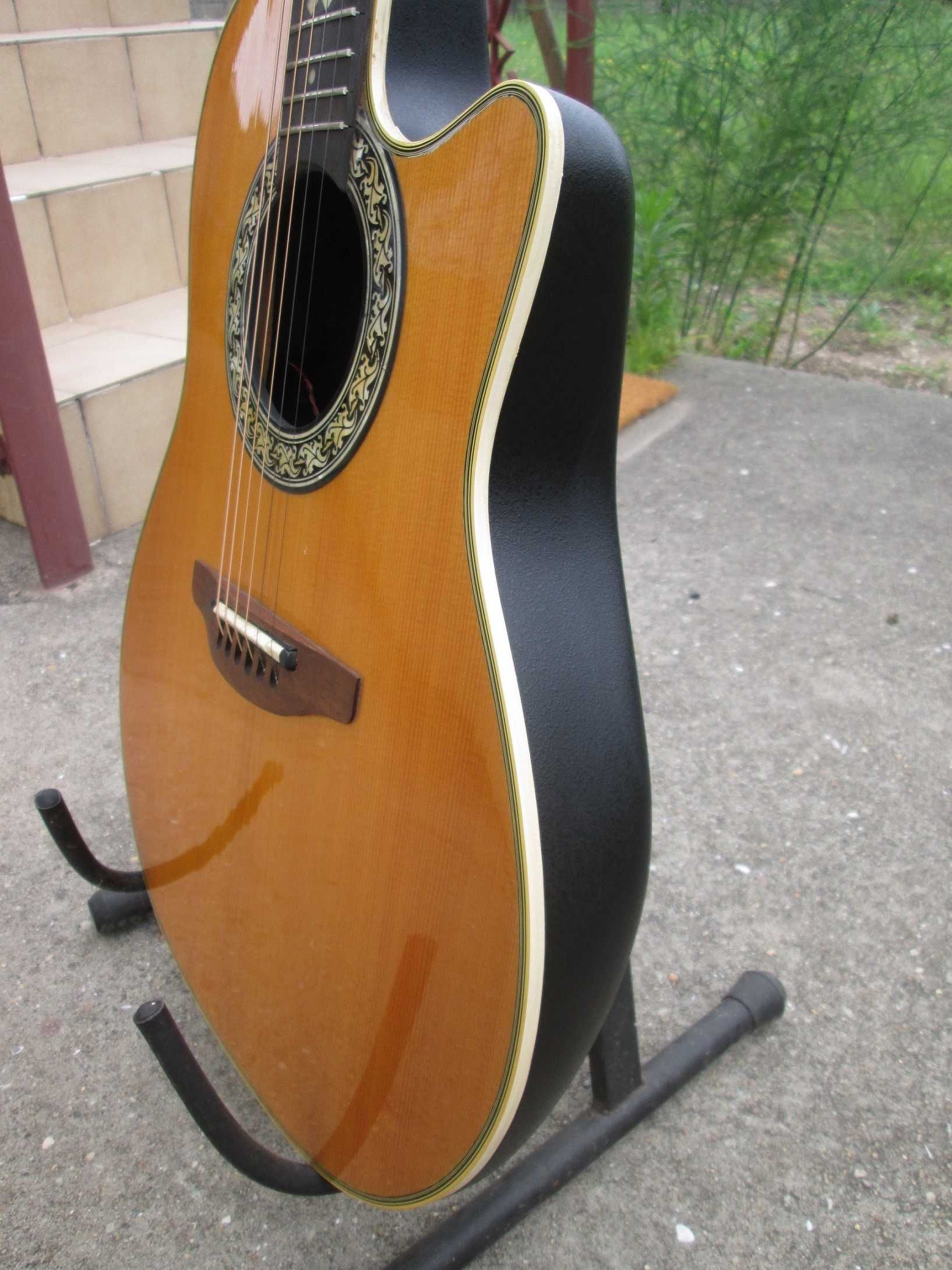 Guitarra eletroacústica Ovation 1862 Custom Ballader com estojo