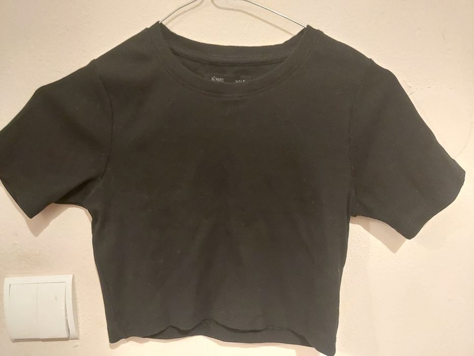 Czarny prążkowany crop top firmy Sinsay