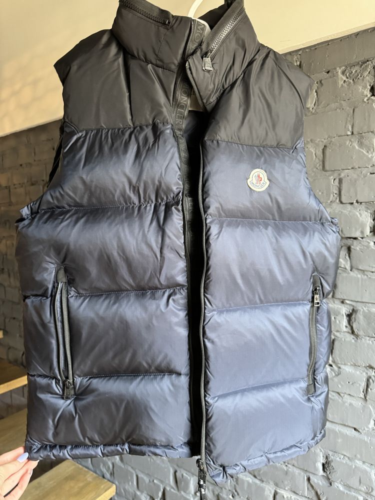 Жилетка Moncler.