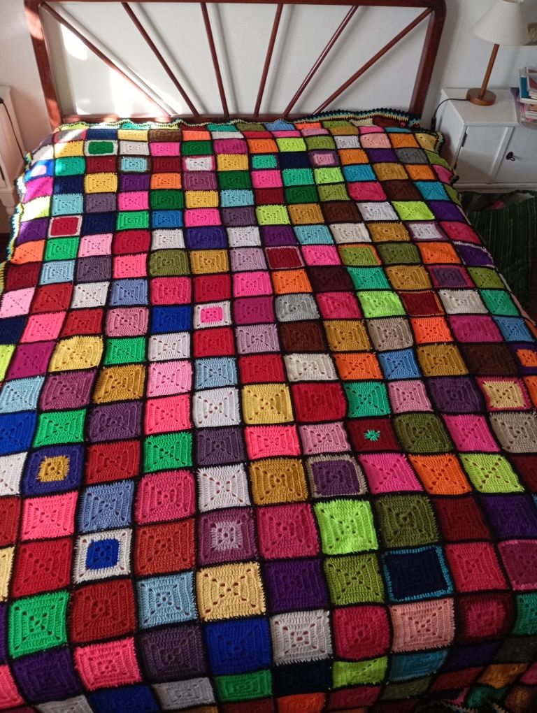 Colcha da avó acabada da fazer. Medidas 2,90 x 1,85. Para cama  indivi