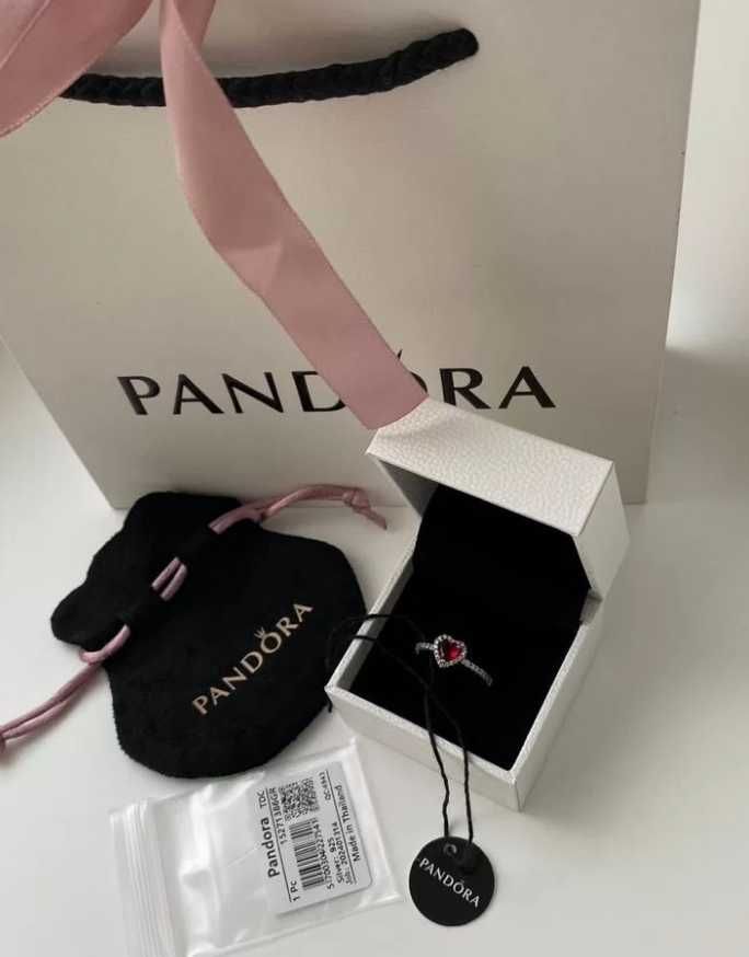 Кольцо Pandora «Красное сердце» из серебра 925 – романтика в деталях.