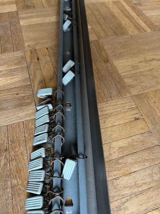 Karnisz aluminiowy 261 cm z żabkami PRL listwa sufitowa