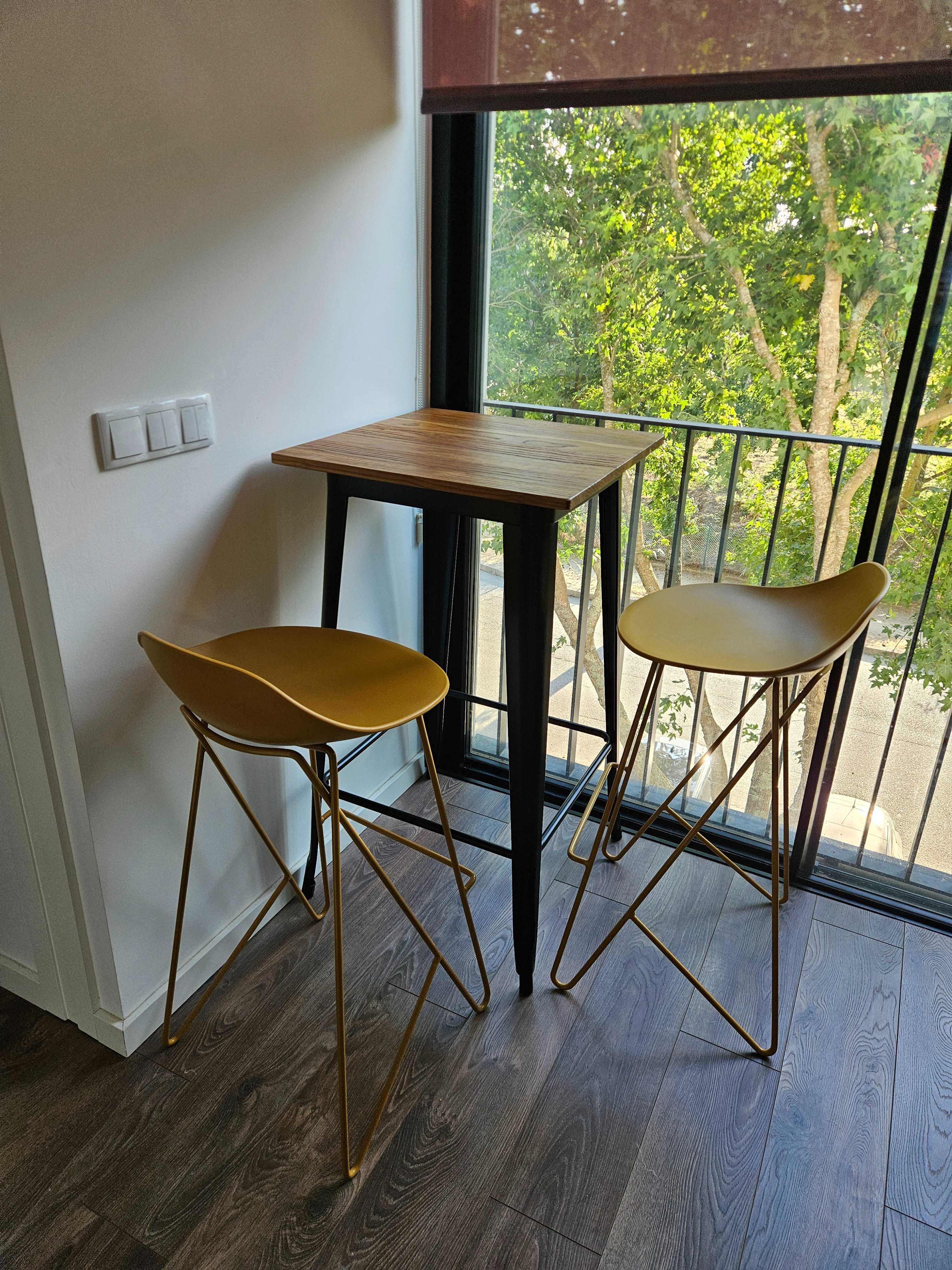 Conjunto Mesa alta com Cadeiras