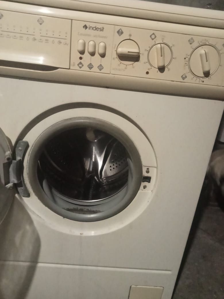 Продам стиральную машину indesit wdn 867