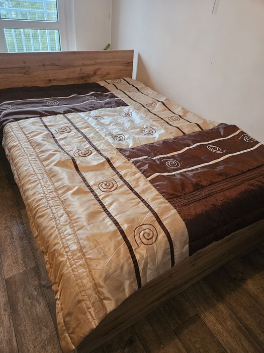 Narzuta na łóżko i ozdobne poszewki na poduszki