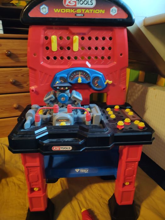 Dla dzieci stolik z narzędziami