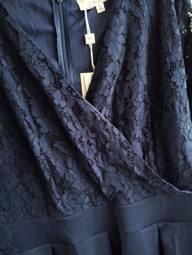 Granatowa sukienka rozkloszowana z koronką