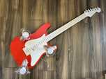 Czerwona lampa gitara z niebieskimi ledami