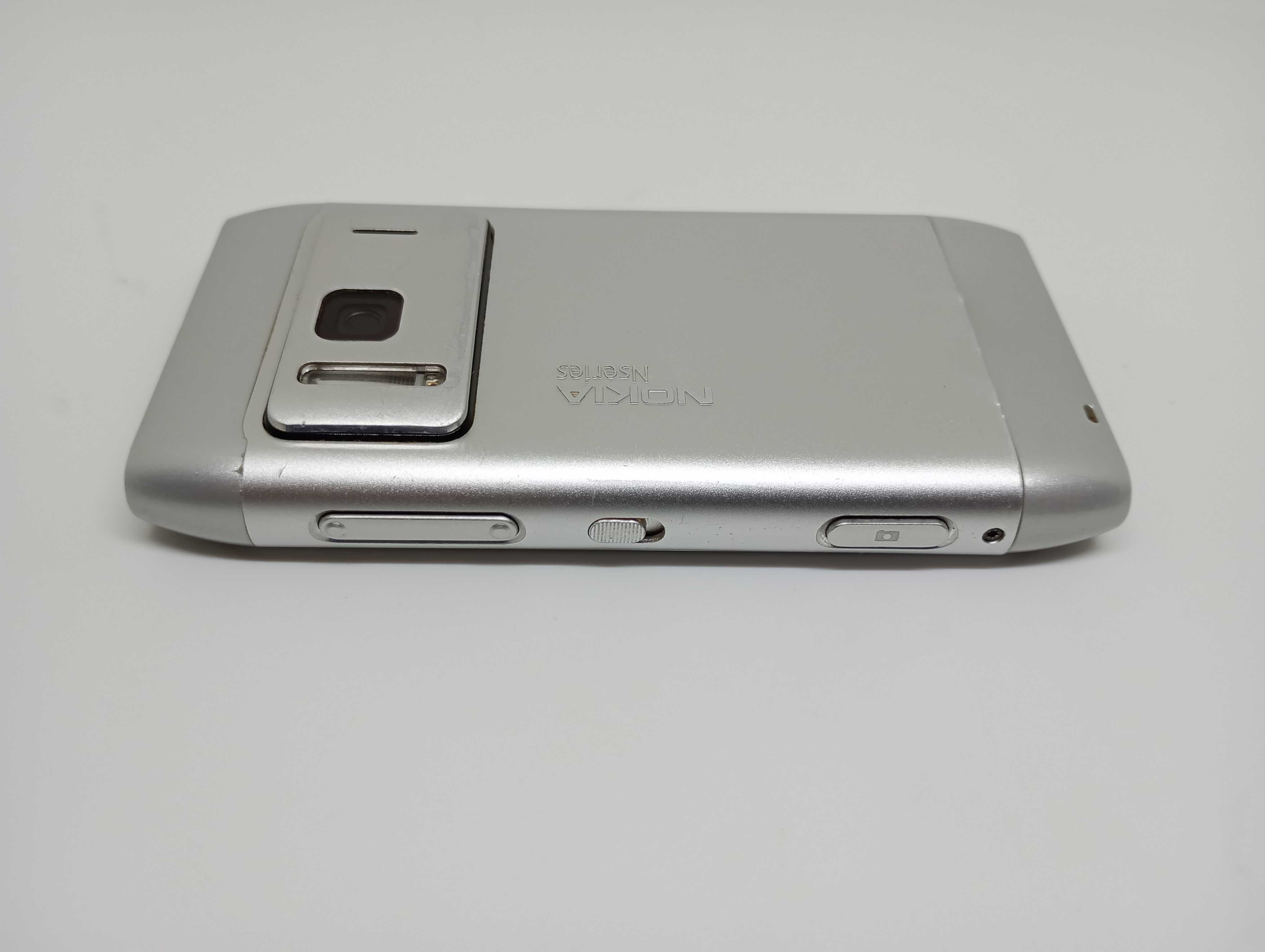 Srebrna Nokia N8 (Transmiter FM, Symbian Belle, Optyka Carl Zeiss)