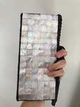 Carteira clutch em madrepérola e missangas