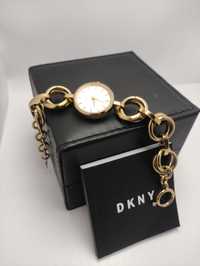 Zegarek damski DKNY na złotej bransolecie