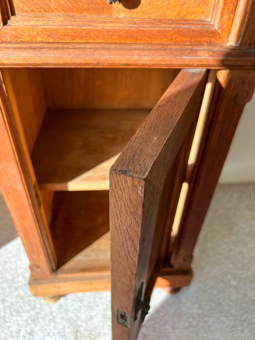 Szafka z marmurowym blatem