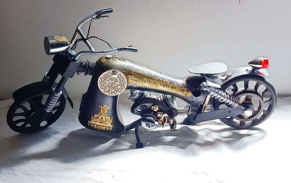 Moto artesanal feita de cabeça máquina costura