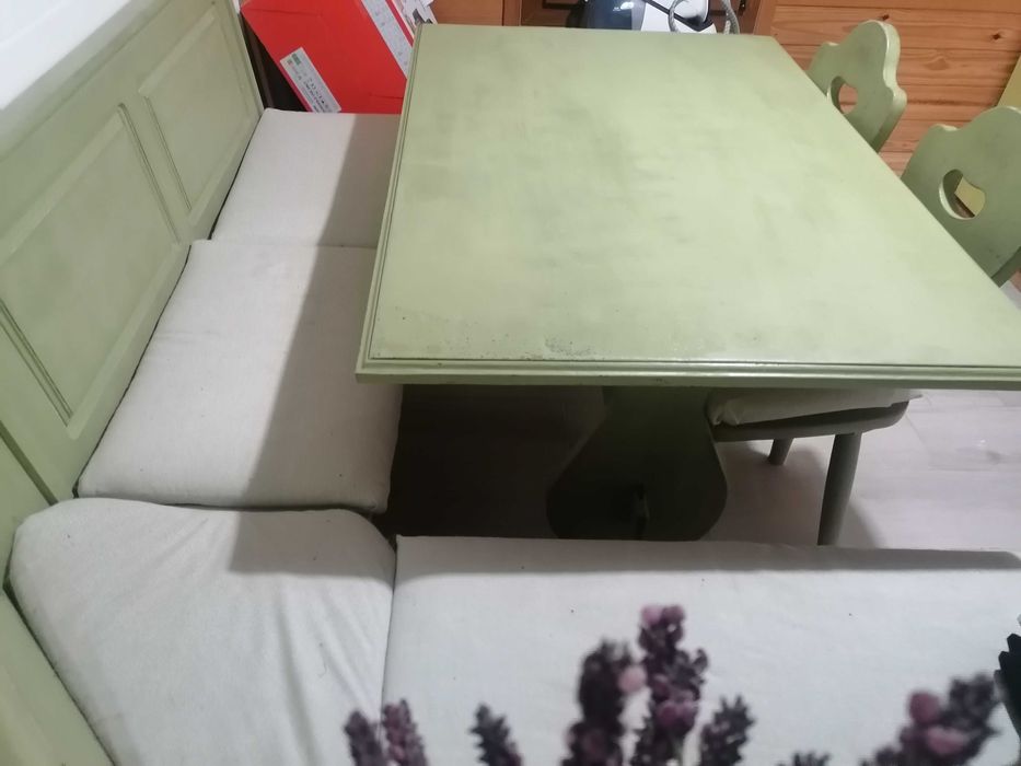 Mesa de canto em madeira macissa, com bancos e 2cadeiras