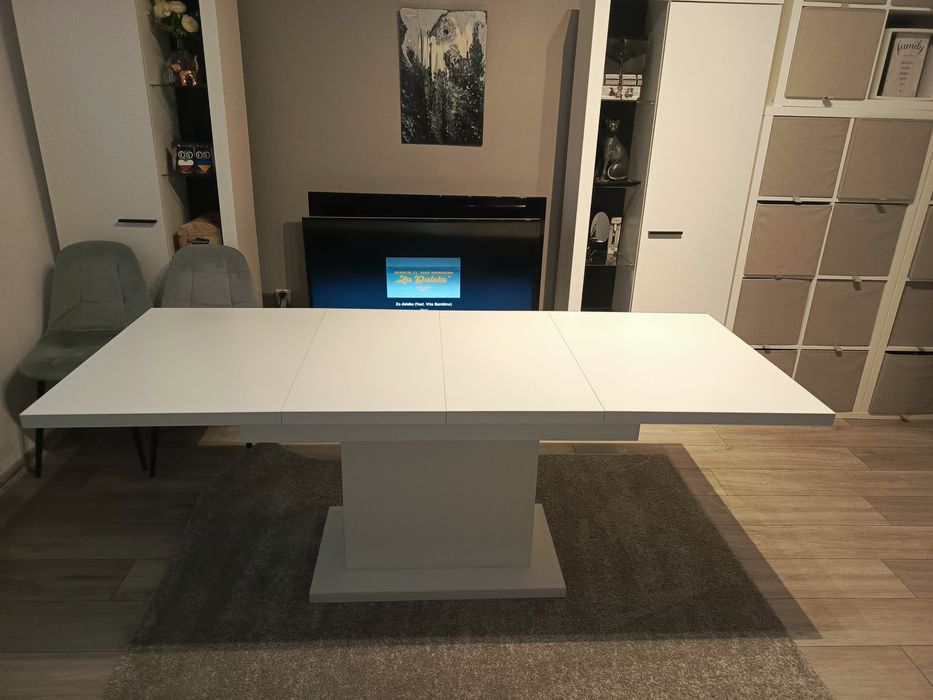 Stół obiadowy z krzesłami