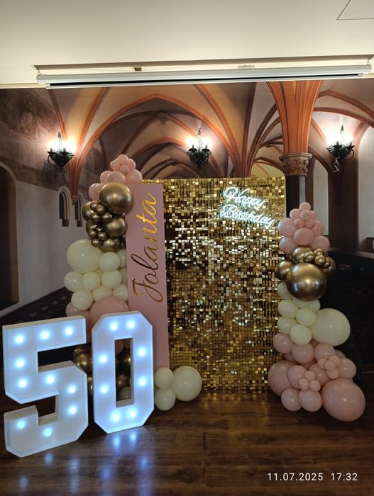 Ścianka dekoracja balonowa chrzest cekiny komunia neon 18 cekiny 4