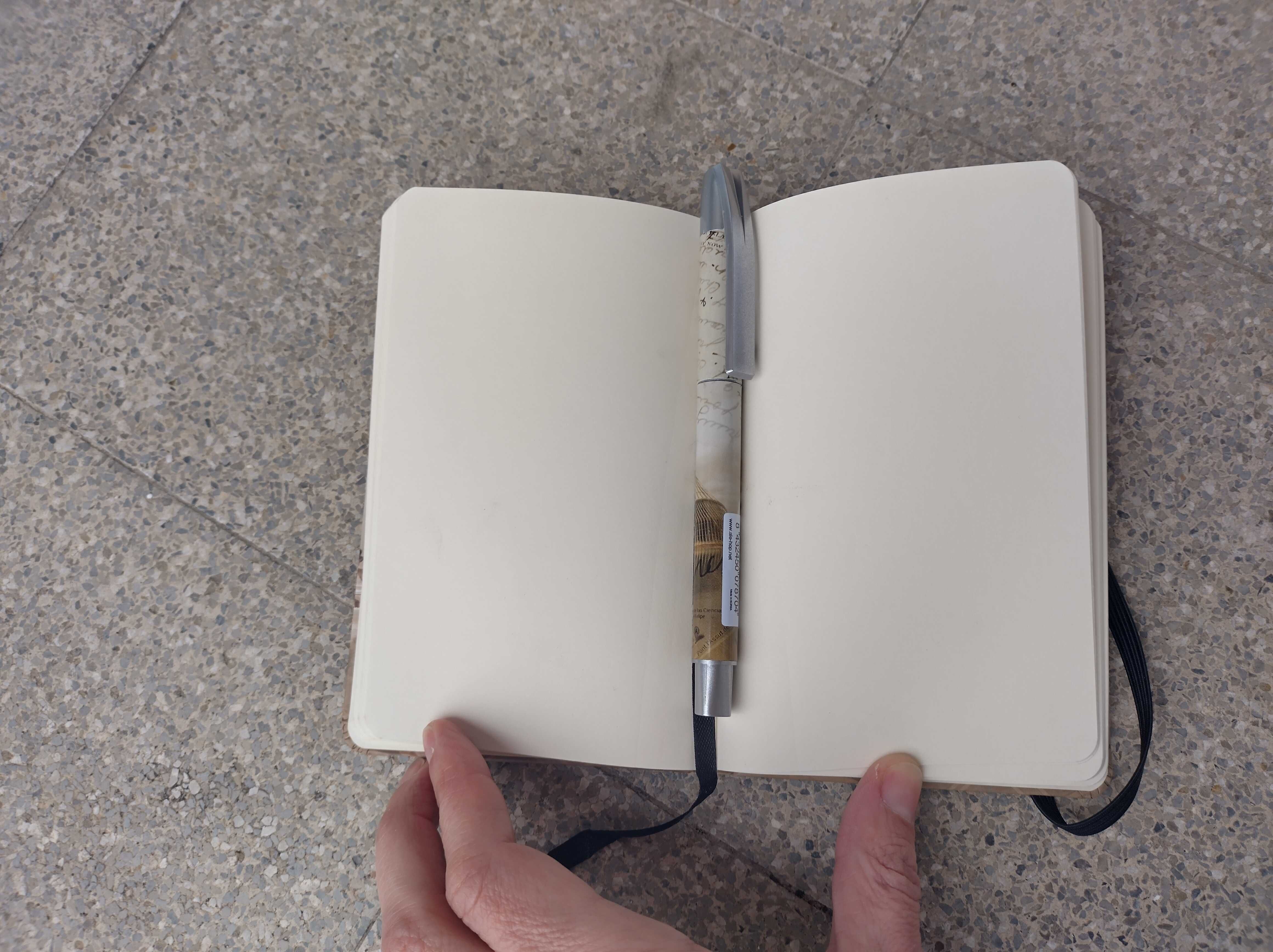 Caderno de viagens e caneta a condizer