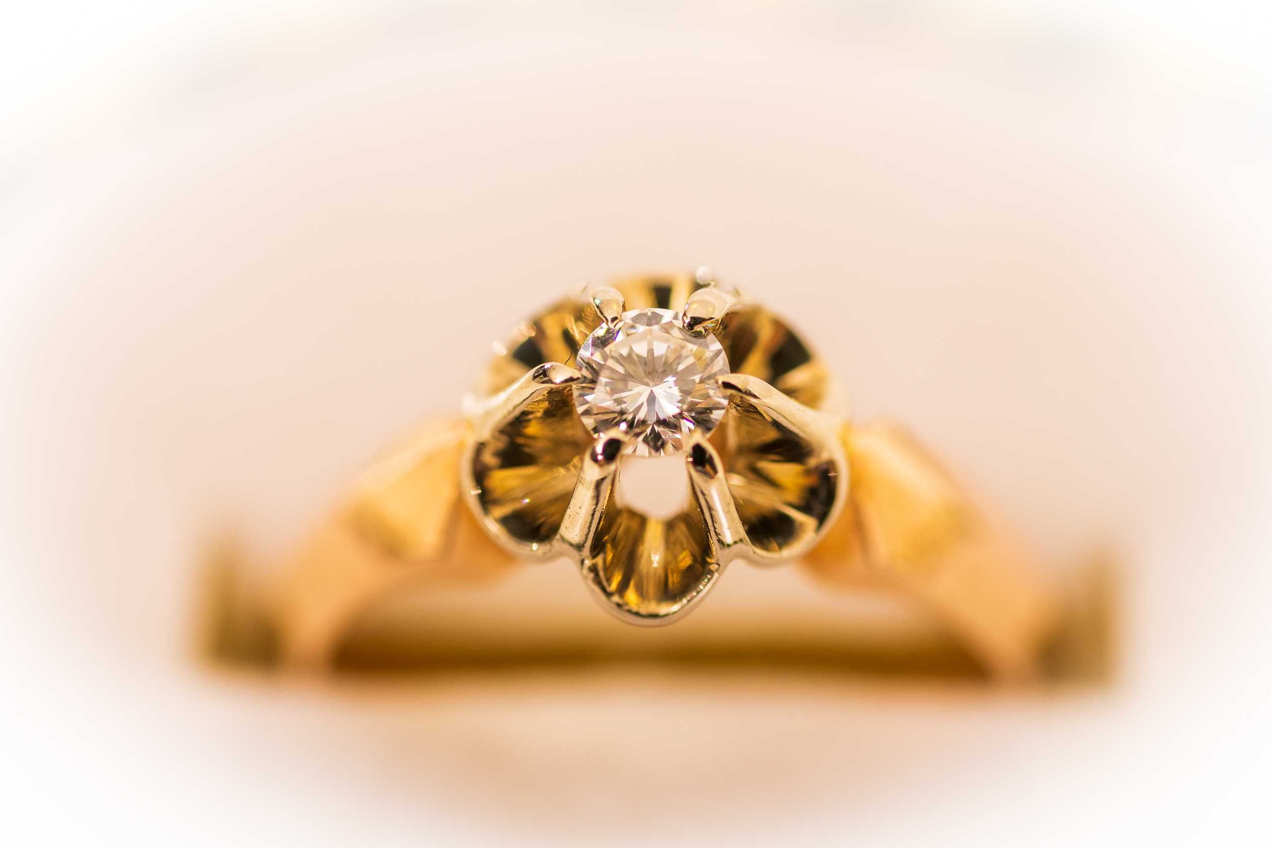 Złoty pierścionek z diamentem - z certyfikatem