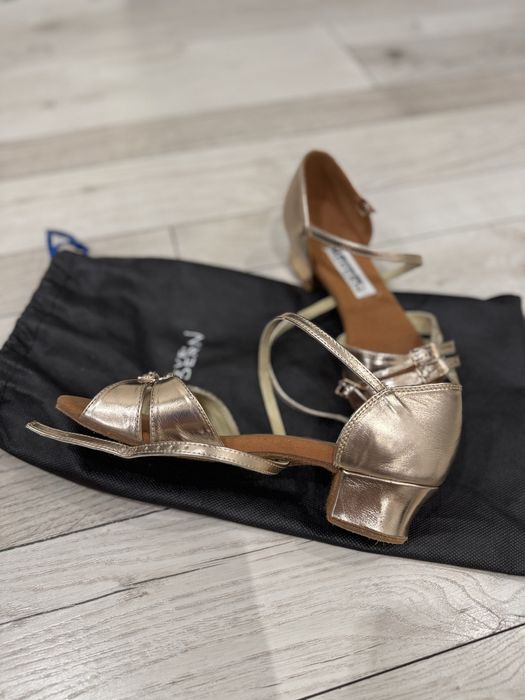 Продам очень красивые почти новые туфли для бальных танцев