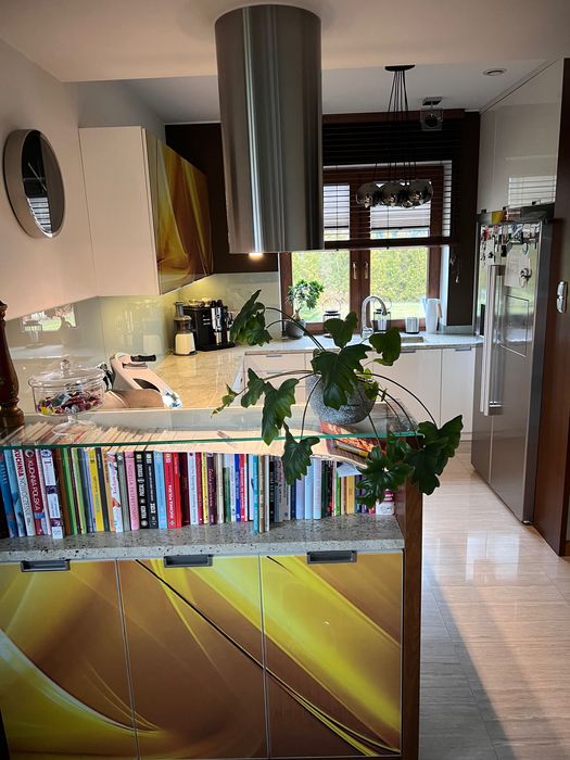 Meble kuchenne, z kamiennymi blatami, białe lakierowane, okucia Blum