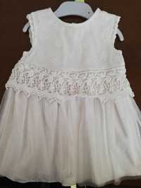 Biała sukienka z tiulowym dołem