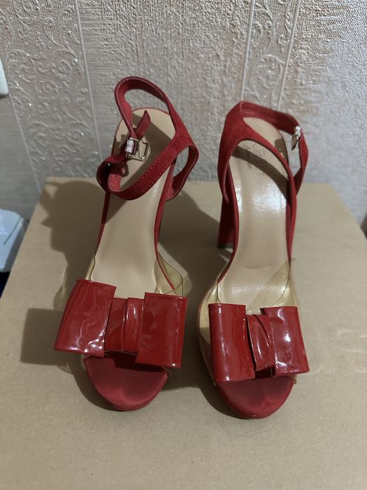 Босоніжки червоного кольору, розмір 38