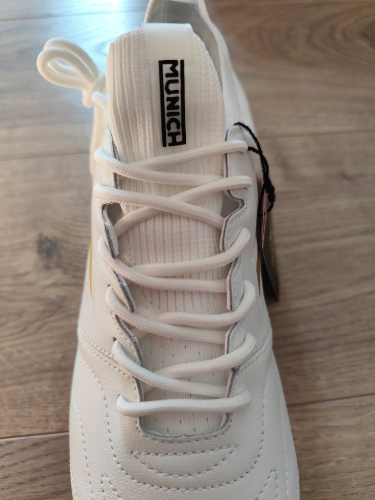 Buty piłkarskie Munich Trick FG blanco męskie korki lanki 28 cm