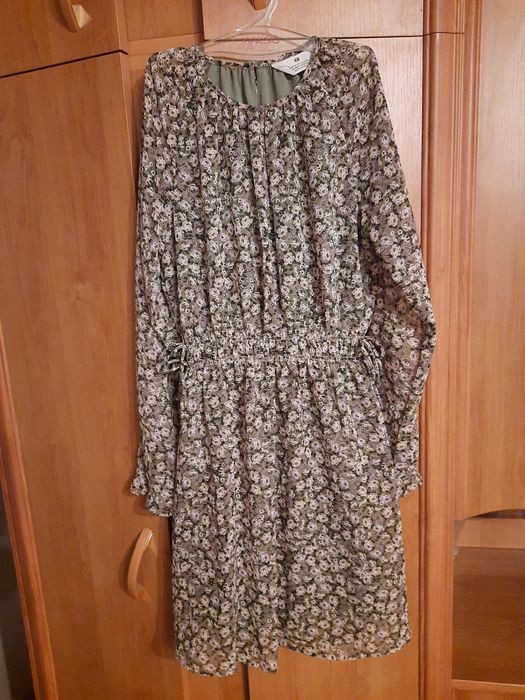 Sukienka w kwiaty r. 146