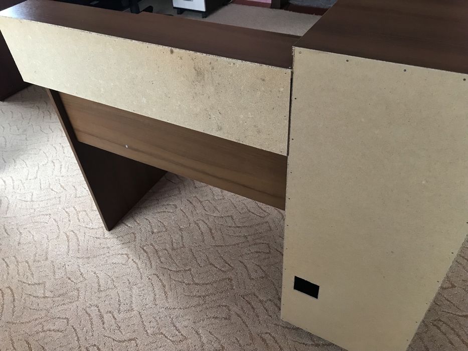 Стіл письмовий, в хорошому стані.