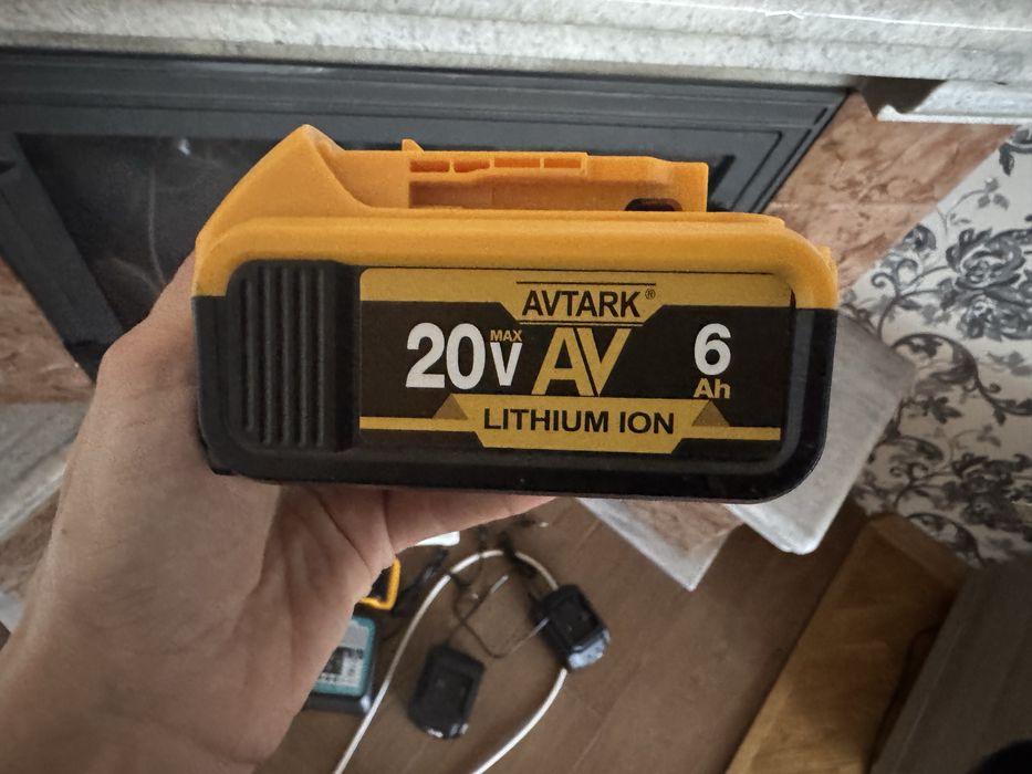 Акумулятор батерея під розєʼм DeWalt девольт 6.0 Ah